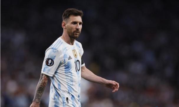 秋冬别穿阔腿裤了！裙子才是粗腿女孩的救星！